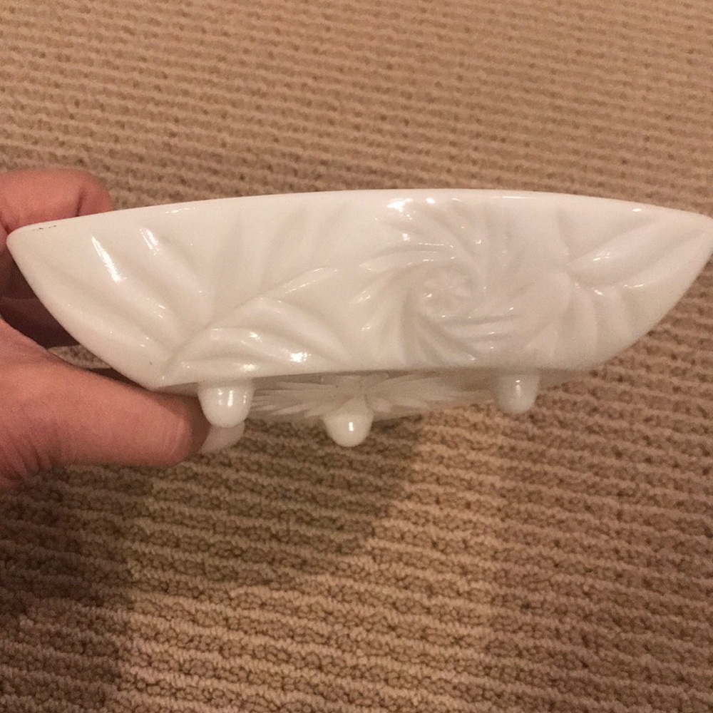 MILK GLASS DISH / ASHTRAY COLLECTABLE